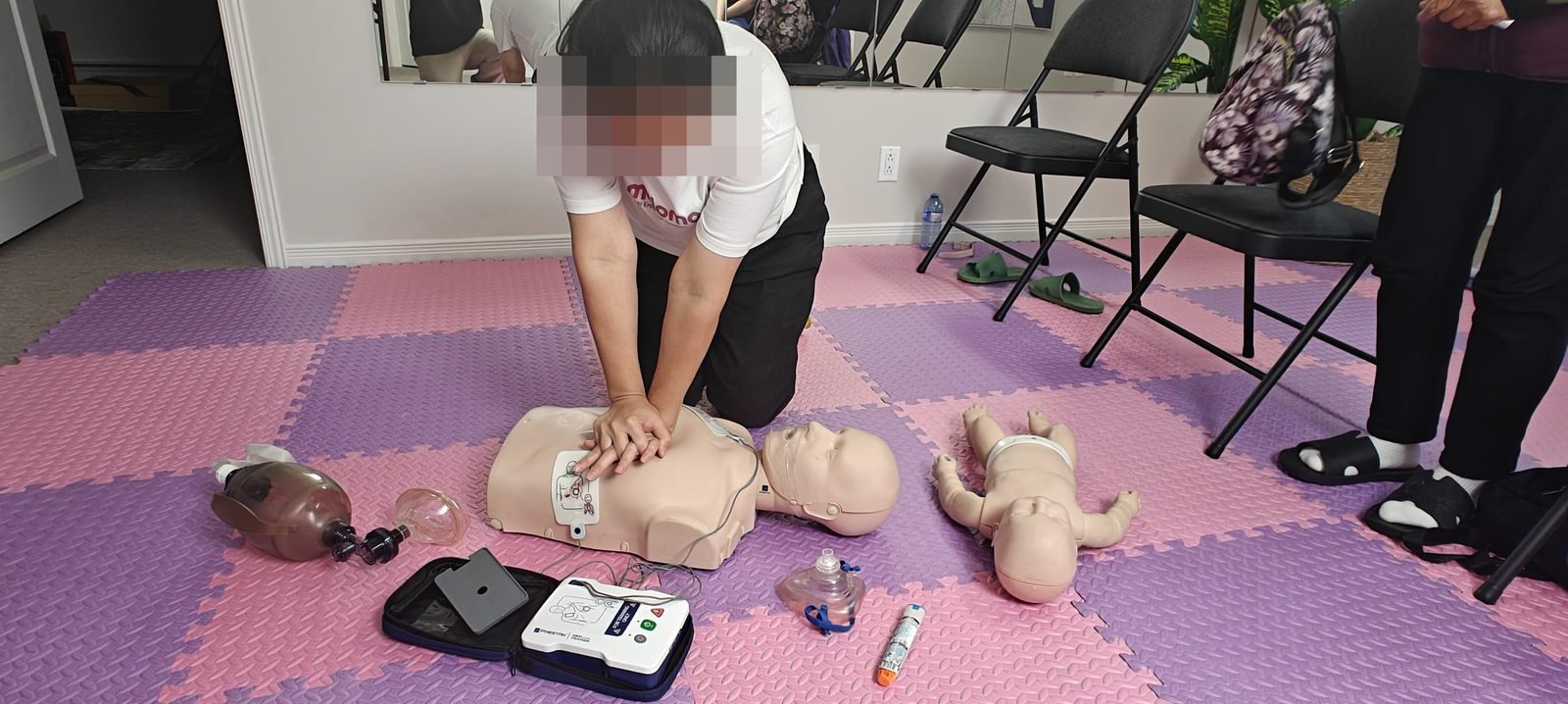Pratique de la RCR avec tout le matériel : défibrillateur de formation, ballon-masque, mannequins adulte et bébé, auto-injecteur d'épinéphrine